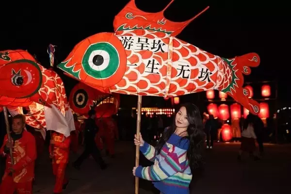 「夕闇の中を泳ぐ魚の形をしたランタン「魚灯」―安徽省」の画像