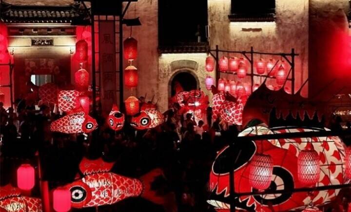 夕闇の中を泳ぐ魚の形をしたランタン「魚灯」―安徽省