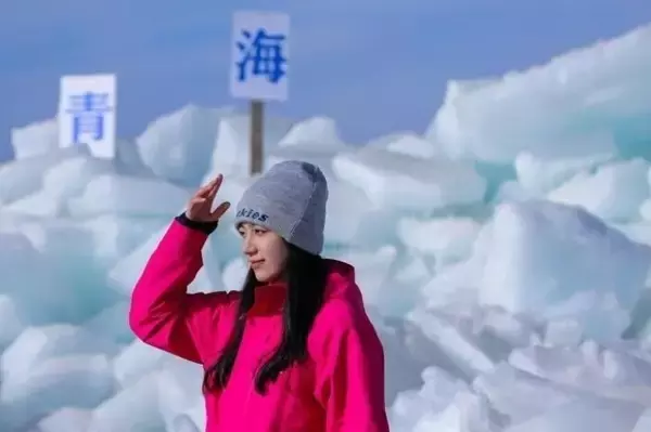 「観光客から人気集める青海湖の「ブルーアイス」―中国」の画像