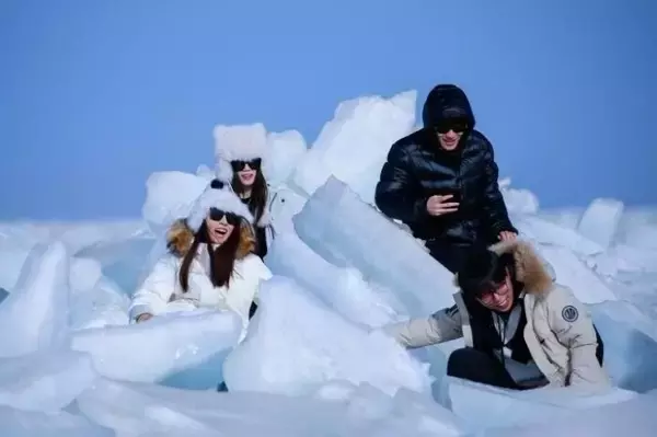 「観光客から人気集める青海湖の「ブルーアイス」―中国」の画像