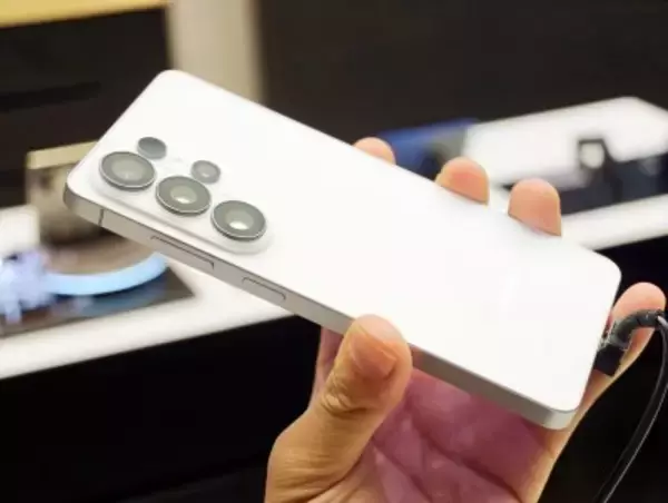 サムスン、スマホ市場でアップルの優位性に挑戦するためAI関連提携を模索―英メディア