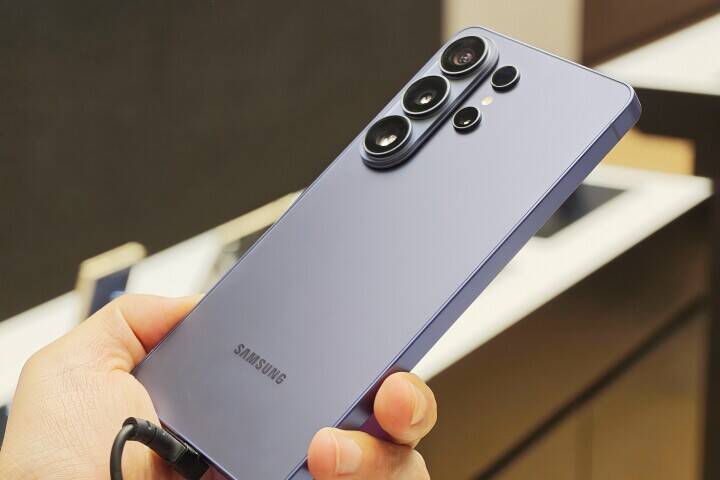 サムスン、スマホ市場でアップルの優位性に挑戦するためAI関連提携を模索―英メディア