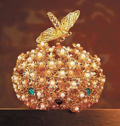 1日2000個が売れる中国国家博物館で人気の「鬧蛾金釵」マグネットとは？