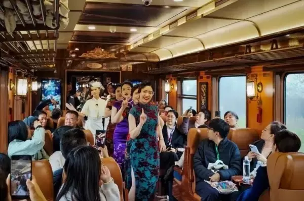 「中国初のテーマエンタメ没入型文化観光列車「津旅時光号」が天津から出発」の画像