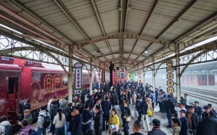 中国初のテーマエンタメ没入型文化観光列車「津旅時光号」が天津から出発