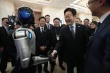 「韓国の李在明大統領が中国の人型ロボットと握手」の画像1