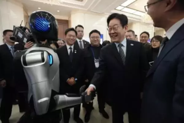 韓国の李在明大統領が中国の人型ロボットと握手