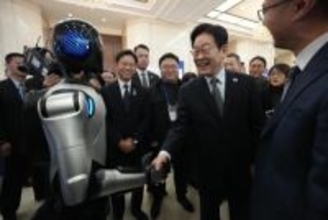 韓国の李在明大統領が中国の人型ロボットと握手