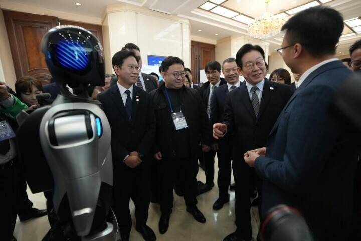 韓国の李在明大統領が中国の人型ロボットと握手