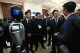 「韓国の李在明大統領が中国の人型ロボットと握手」の画像2