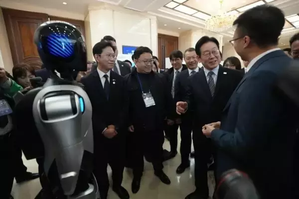 「韓国の李在明大統領が中国の人型ロボットと握手」の画像