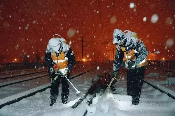 駅を通過する高速列車が忍法「雪遁の術」！？―中国