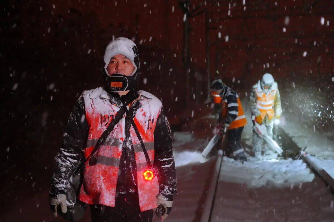 駅を通過する高速列車が忍法「雪遁の術」！？―中国
