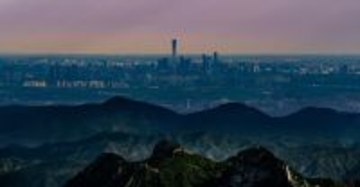 万里の長城と北京一の超高層ビルの「ツーショット」写真が話題になったワケは？