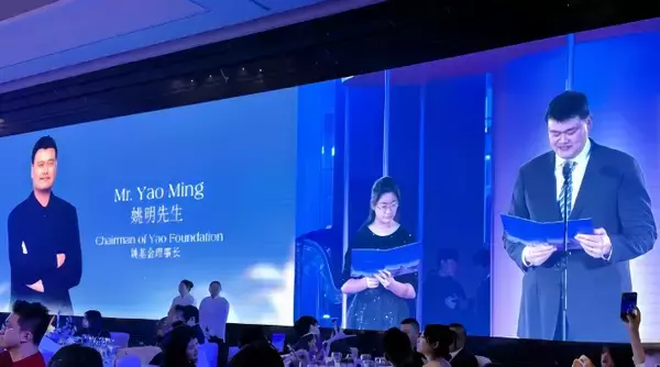 「元NBA選手の姚明氏が娘とイベントに登場、娘の高身長や落ち着きに注目集まる―中国」の画像