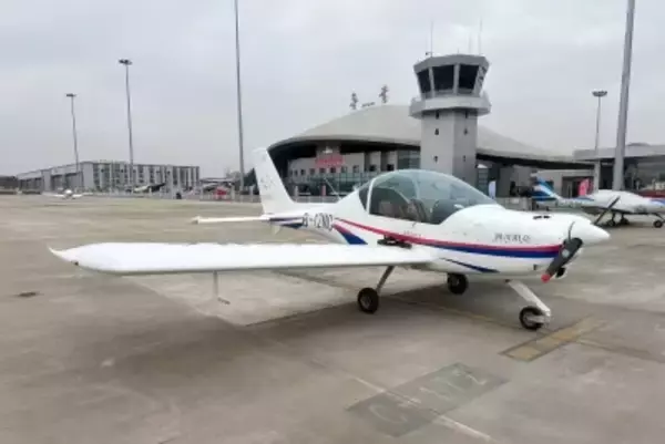 北京のビルに小型機衝突、中国全土で軽量固定翼機の飛行が停止に―独メディア