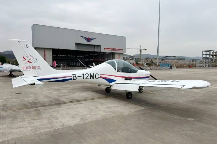 北京のビルに小型機衝突、中国全土で軽量固定翼機の飛行が停止に―独メディア