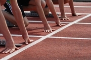 陸上トラックで全力疾走のランナー、突然出てきた女児と激突―中国