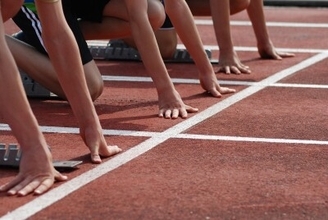 陸上トラックで全力疾走のランナー、突然出てきた女児と激突―中国