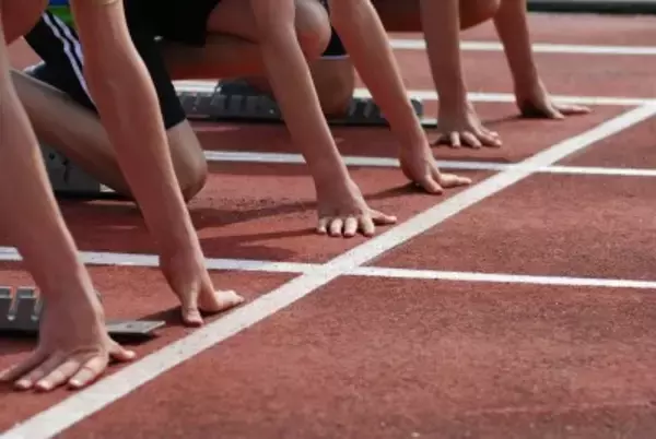 陸上トラックで全力疾走のランナー、突然出てきた女児と激突―中国
