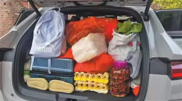 春節連休、Uターンする車のトランクには両親の愛が「過積載状態」―中国