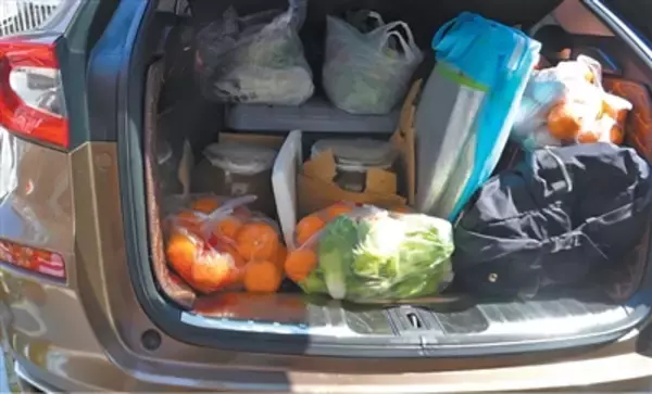 「春節連休、Uターンする車のトランクには両親の愛が「過積載状態」―中国」の画像