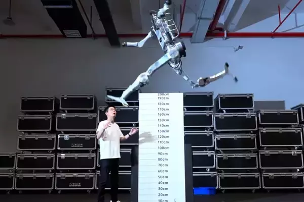 ユニツリー、人の立ち高跳びと走行速度の限界を超える二足歩行ロボットを発表―中国