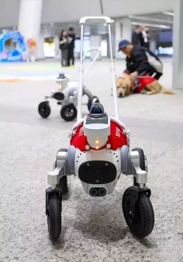「深セン地下鉄でスマート盲導犬のテスト運用スタート―中国」の画像