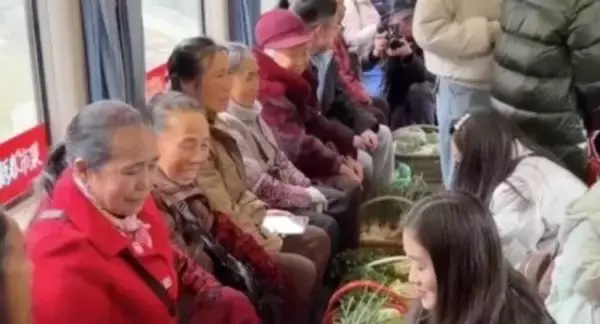 貴州省で年越し用品満載の「各駅停車の旅する市場」が営業開始―中国