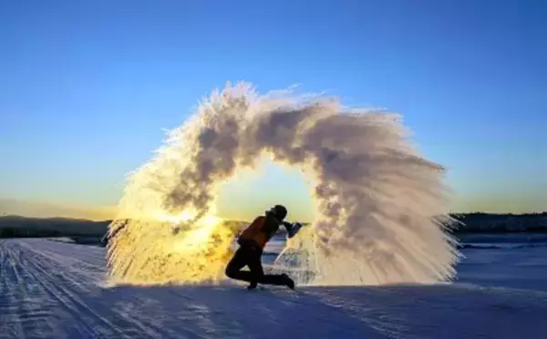 お湯が一瞬で凍り付く寒さ　中国最北端の地・漠河