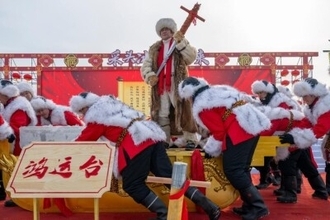 氷雪シーズン迎えたハルビンで採氷フェスティバル―中国