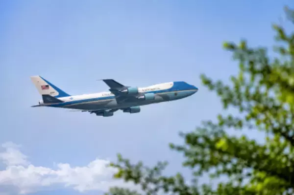 トランプ大統領一行が中国からの贈り物を投げ捨て？AI使ったフェイク情報拡散―独メディア