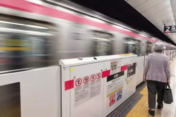 日本の電車で大声で話す男女、おばあさんが「ある方法」で黙らせる―台湾メディア