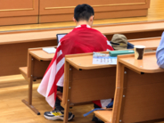 旭日旗を羽織って講義受けた中国人留学生が炎上、「日本が好き」謝罪も批判やまず―中国メディア