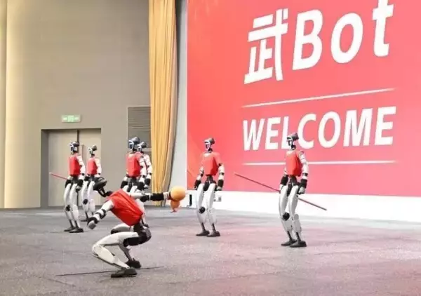 「宇樹科技のロボットが多彩なパフォーマンスを披露―中国」の画像