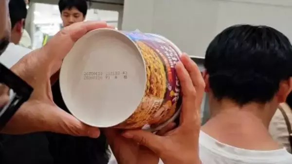 航空会社が期限切れカップ麺を配り炎上、現場の証言と食い違いも―中国