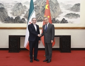 王毅外交部長、イランのアラグチ外相と会談―中国