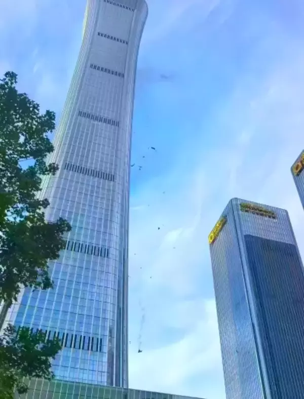 北京の高層ビルに小型機衝突、当局は約24時間後に発表―中国国外メディア
