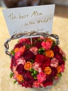 リン・チーリンが母の日の投稿、AKIRAからの花とメッセージも