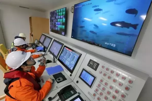 「サーモンが10万トン級養殖工船へ「引っ越し」―山東省煙台市」の画像