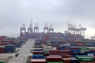 トランプ関税から1年、活気に満ちる中国の工場と港―米メディア