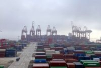 トランプ関税から1年、活気に満ちる中国の工場と港―米メディア