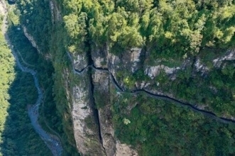 重慶の山奥、長さ4000メートルの断崖水路が撮影やハイキングのスポットに―中国