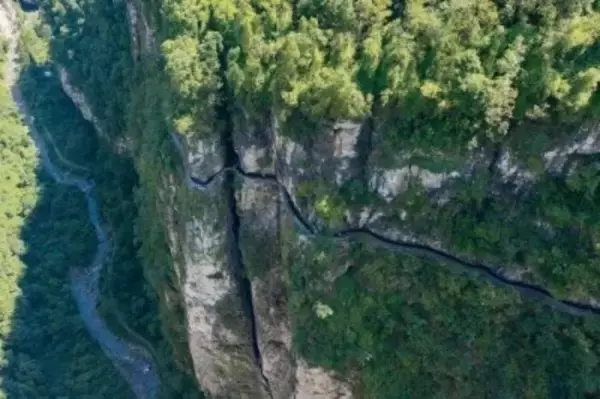 重慶の山奥、長さ4000メートルの断崖水路が撮影やハイキングのスポットに―中国