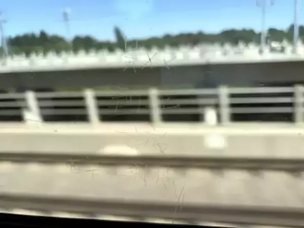 高速鉄道の窓ガラスに「ここに参上」と文字刻まれる―中国
