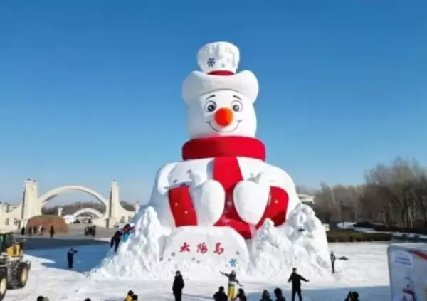 ハルビンの太陽島雪博会に「ミスター雪だるま」が登場―中国