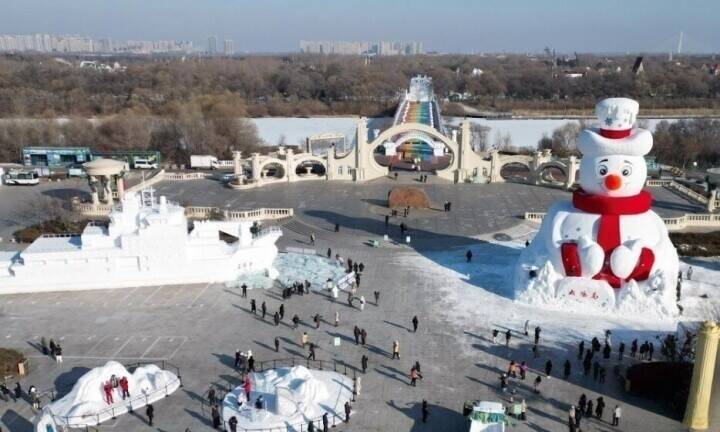 ハルビンの太陽島雪博会に「ミスター雪だるま」が登場―中国
