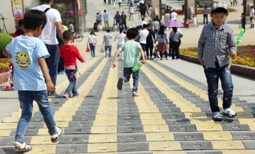 中国が観光地の歩道に歩行者用減速帯を設置した理由―米メディア