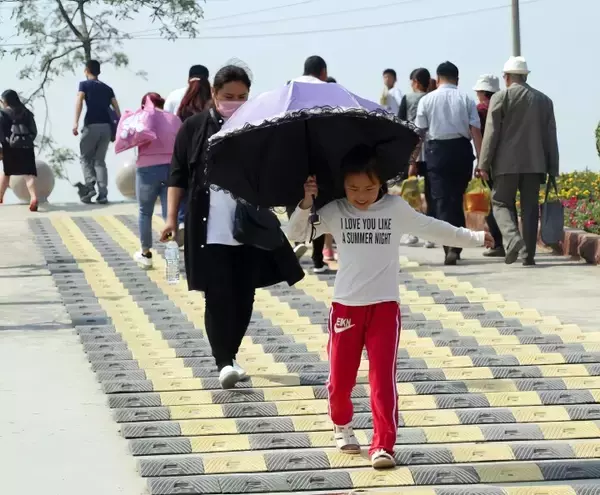 「中国が観光地の歩道に歩行者用減速帯を設置した理由―米メディア」の画像