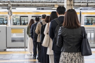 駅で並んでいたら……日本人の素養に衝撃＝中国ネット「文明のトップ」「入れてあげればいいのに」